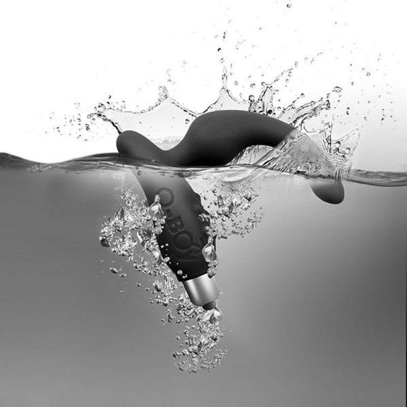 Вібромасажер простати Rocks Off O-Boy Black: текстура матеріалу, приємна на дотик, забезпечує комфорт під час масажу.