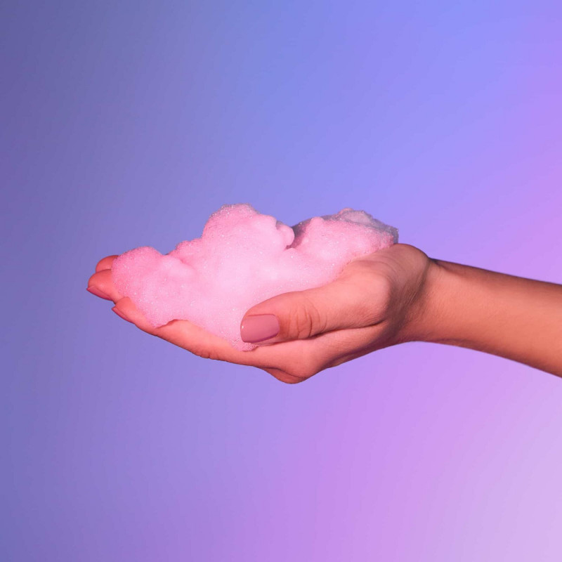 Масажна піна Love To Love TICKLE My Body Fresh Mint 150 мл - текстура м'якої піни на руці