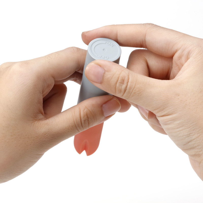 IROHA STICK Grey: вібратор-помада в розетці (для зарядки), зручне заряджання