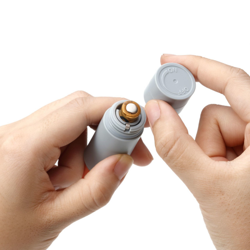 Деталі дизайну вібратора-помади IROHA STICK Grey: кнопка управління, індикатор