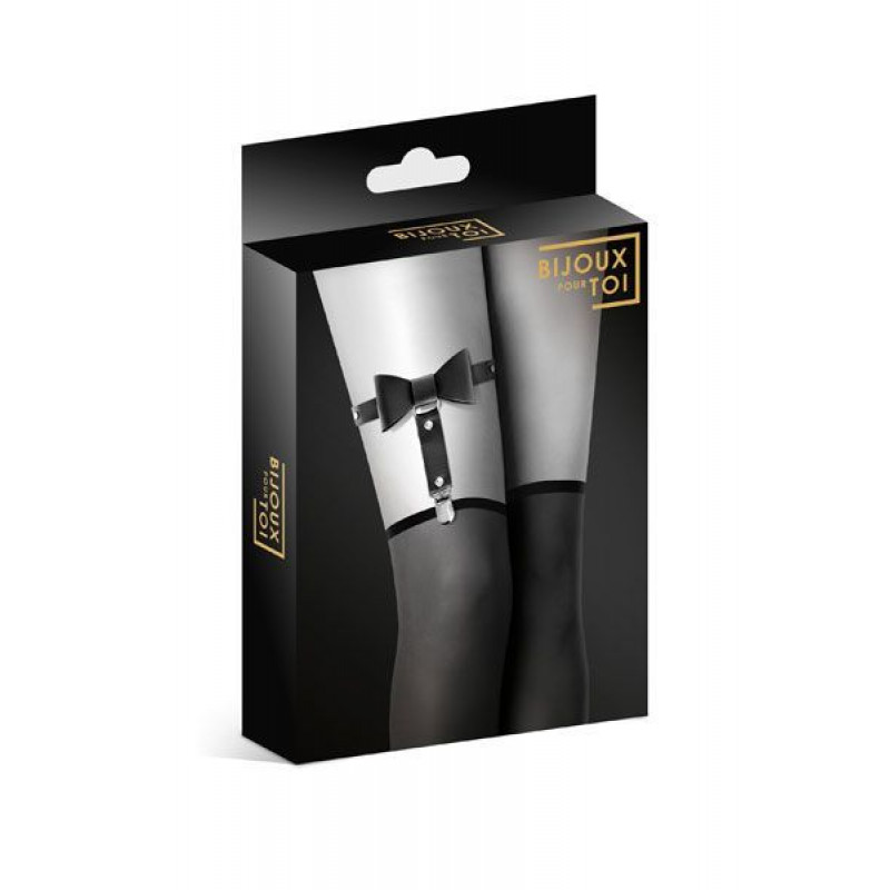 Чорна гартера Bijoux Pour Toi на нозі, вигляд збоку, демонструє текстуру екошкіри та бантик