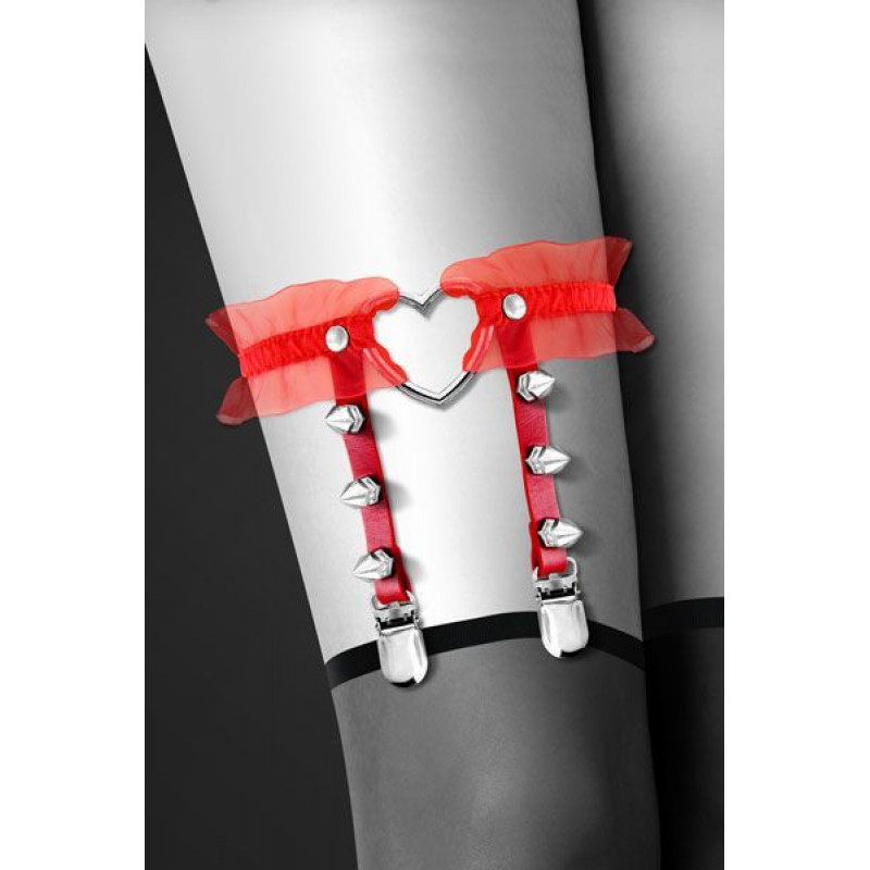 Подвязка на ногу Bijoux Pour Toi WITH HEART AND SPIKES Red, вид сбоку, демонстрирующий детали дизайна и текстуру материала