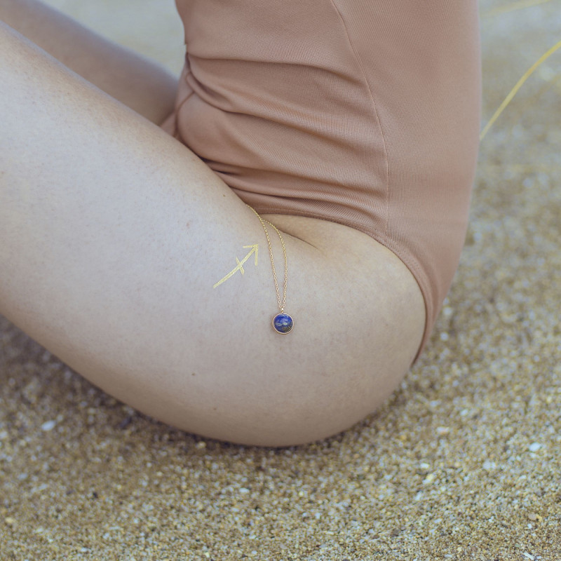 Детальний вигляд вібратора Bijoux Indiscrets HOROSCOPE Sagittarius збоку, що демонструє його вигнуту форму