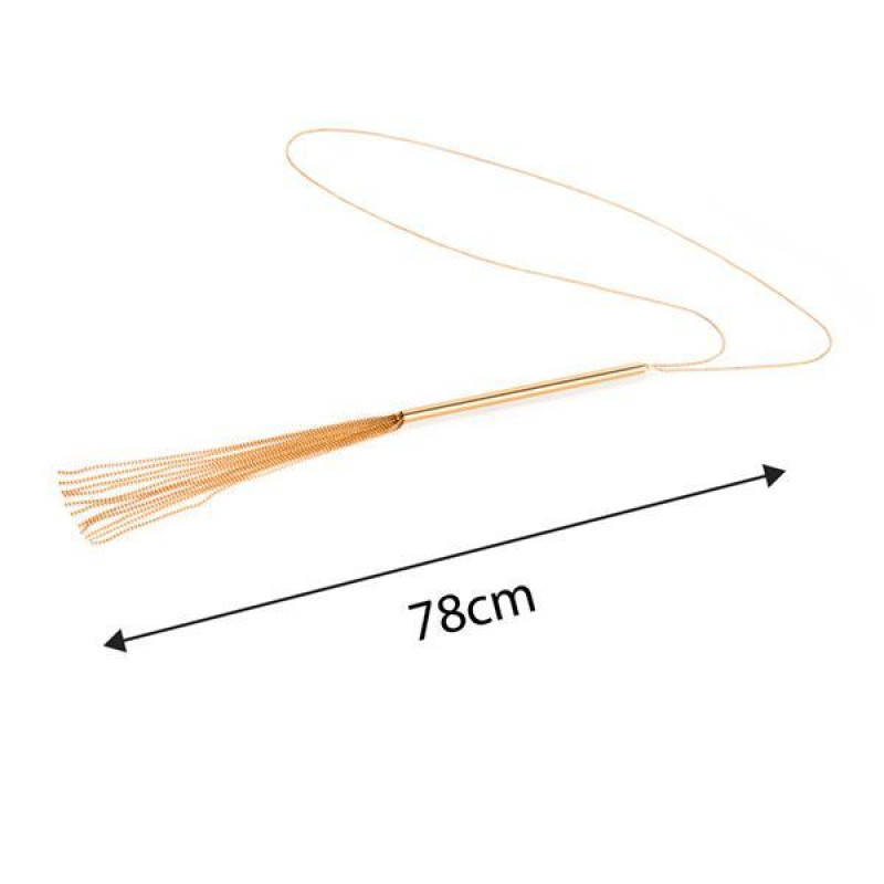 Золотий ланцюжок-батіг Bijoux Indiscrets MAGNIFIQUE, демонстрація в інтер'єрі, вишукана деталь