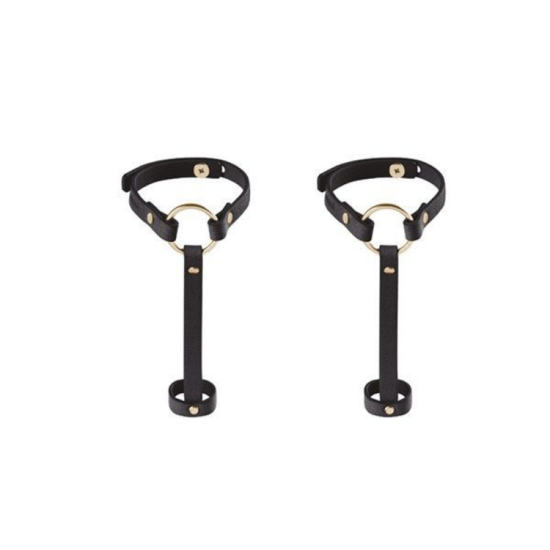 Браслет Bijoux Indiscrets MAZE Hand Harness Black зблизька, демонструє текстуру екошкіри