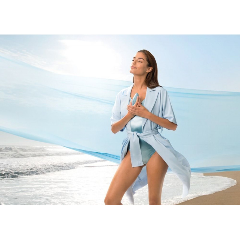 Текстура силіконової поверхні вакуумного кліторального стимулятора Womanizer Liberty Blue, яка гарантує м'яке дотикання