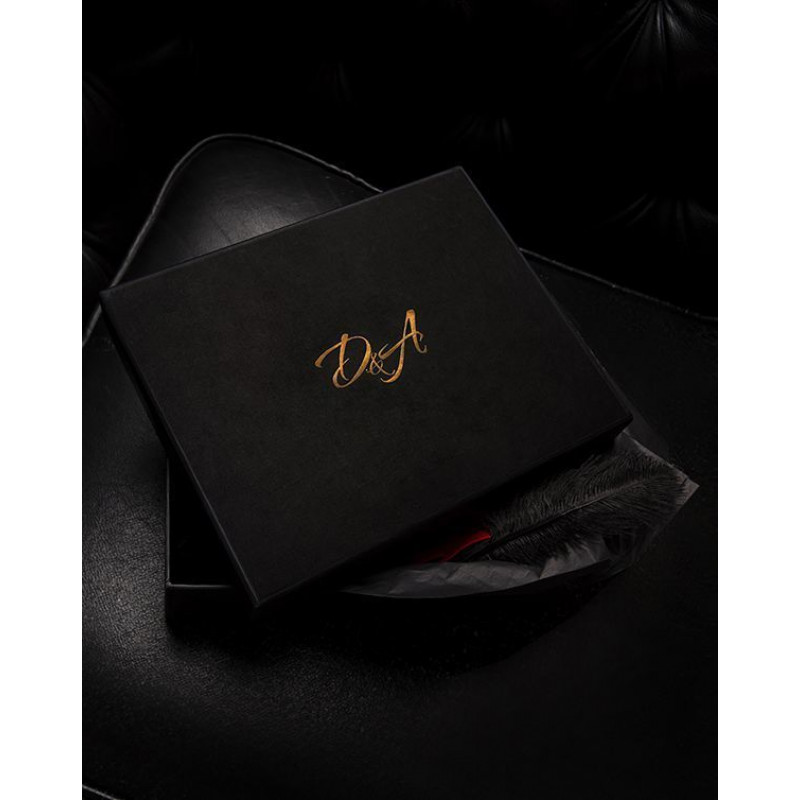 Текстура тканини новорічного костюма Сексі Санта D&A: м'який велюр та пухнасте біле хутро