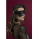 Детальний вигляд збоку маски Feral Feelings Blindfold Mask, що демонструє текстуру натуральної шкіри та дизайн заклепок
