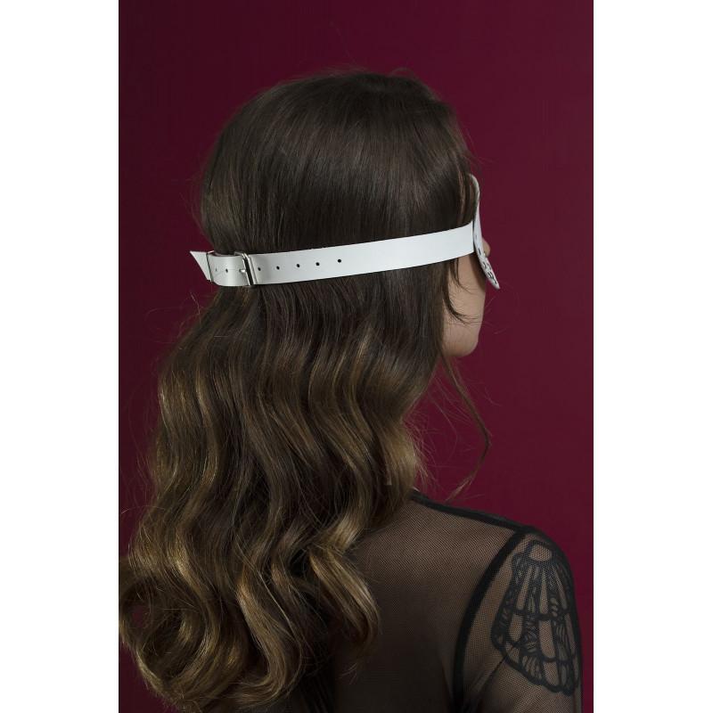 Біла маска на очі Feral Feelings Blindfold Mask з заклепками, упаковка та текстура натуральної шкіри
