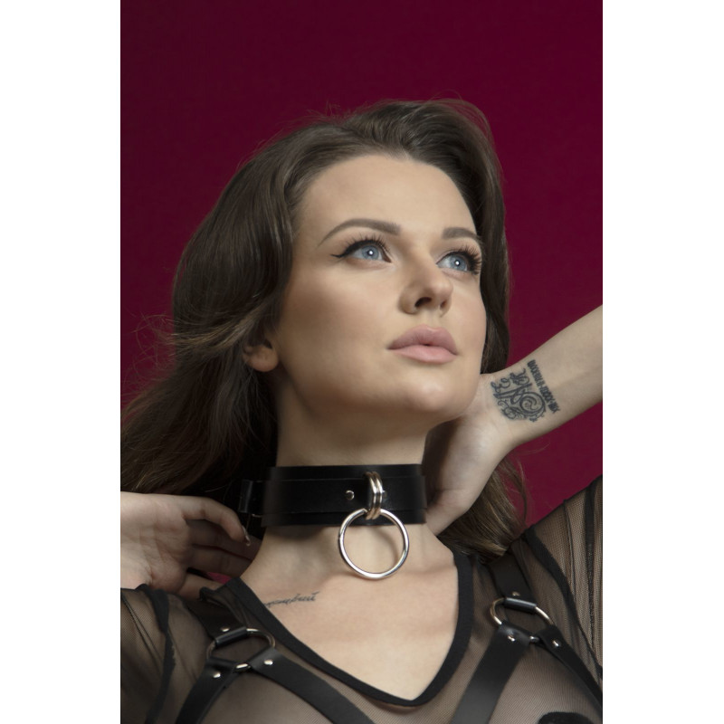 Вигляд збоку чорного шкіряного чокера Feral Feelings з кільцем для повідця, акцентуючи на його ширині та деталях.