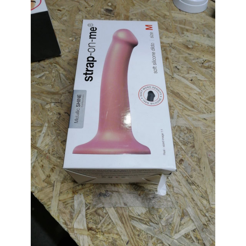 Насадка для страпону Strap-On-Me Mono Density Dildo Rose M у вигляді збоку, демонструє вигнуту форму