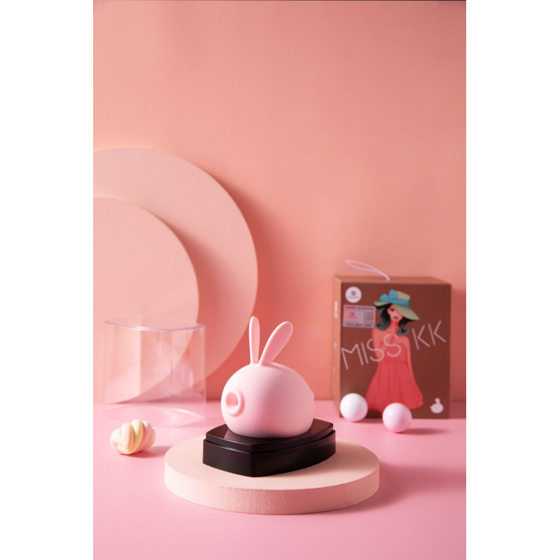 Вакуумний стимулятор KISSTOY Miss KK Pink у повсякденному середовищі, рожевий колір