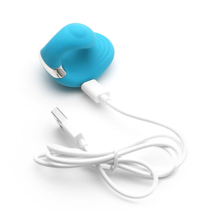 Вібратор KISSTOY Queeni в руці, демонструючи легкість керування та природність використання