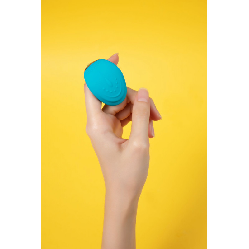 Вигляд зблизька на вібратор KISSTOY Queeni, підкреслюючи його якісні матеріали