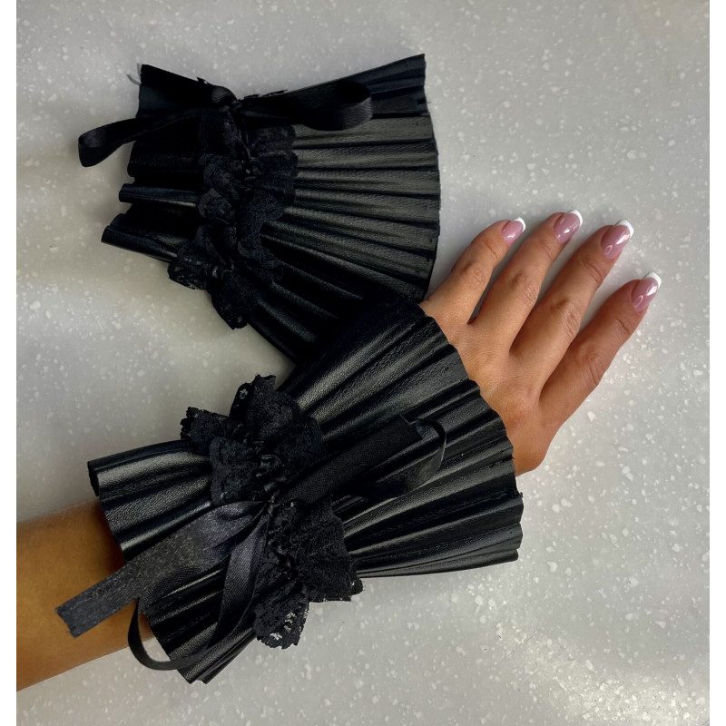 Плісовані манжети-наручники D&A зі шкірозамінника, детальний вигляд збоку, демонстрація фурнітури