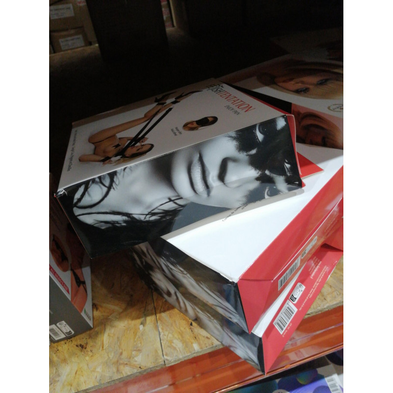 Фіксатори для ніг і рук Fetish Tentation Neck, Wrist and Ankle Strap, вид збоку, демонструє текстуру матеріалу