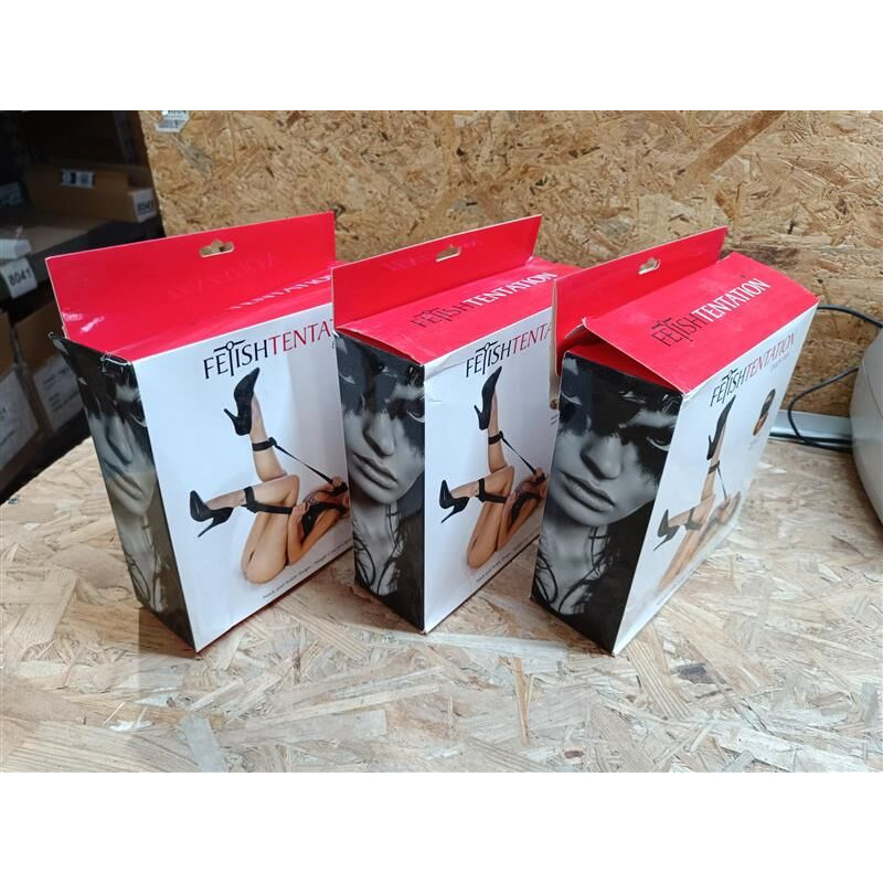 Фіксатори для ніг Fetish Tentation Neck and Ankle Strap, вид збоку, демонстрація текстури