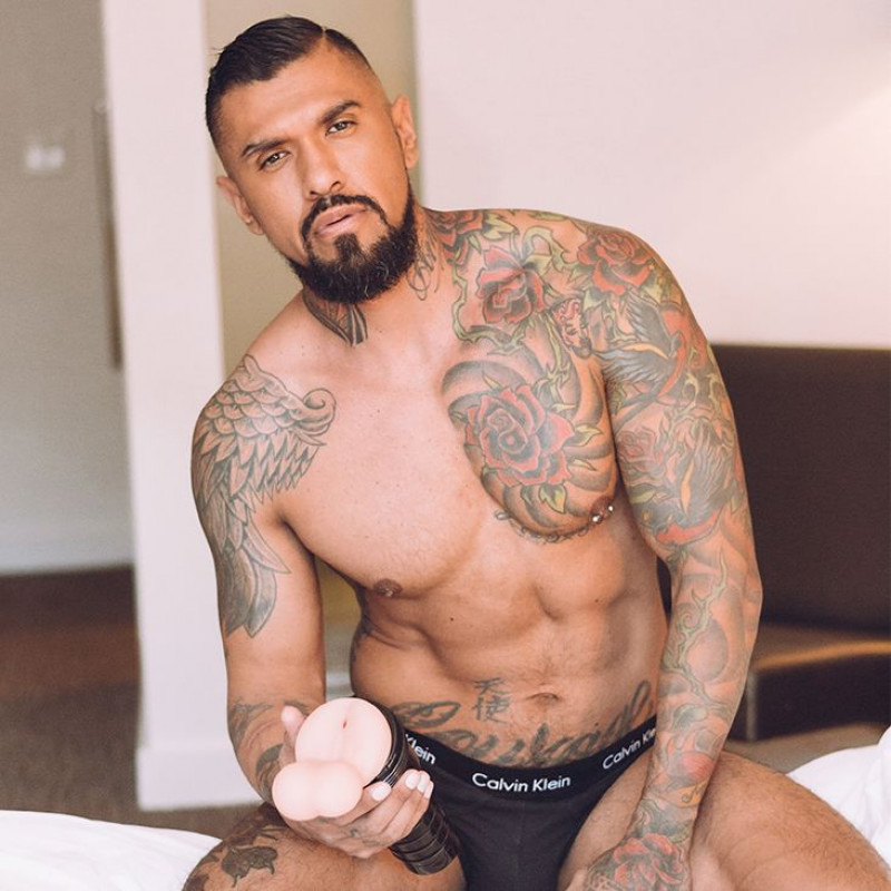 Мастурбатор-попка Fleshlight FleshSack з мошонкою, вид збоку, упаковка