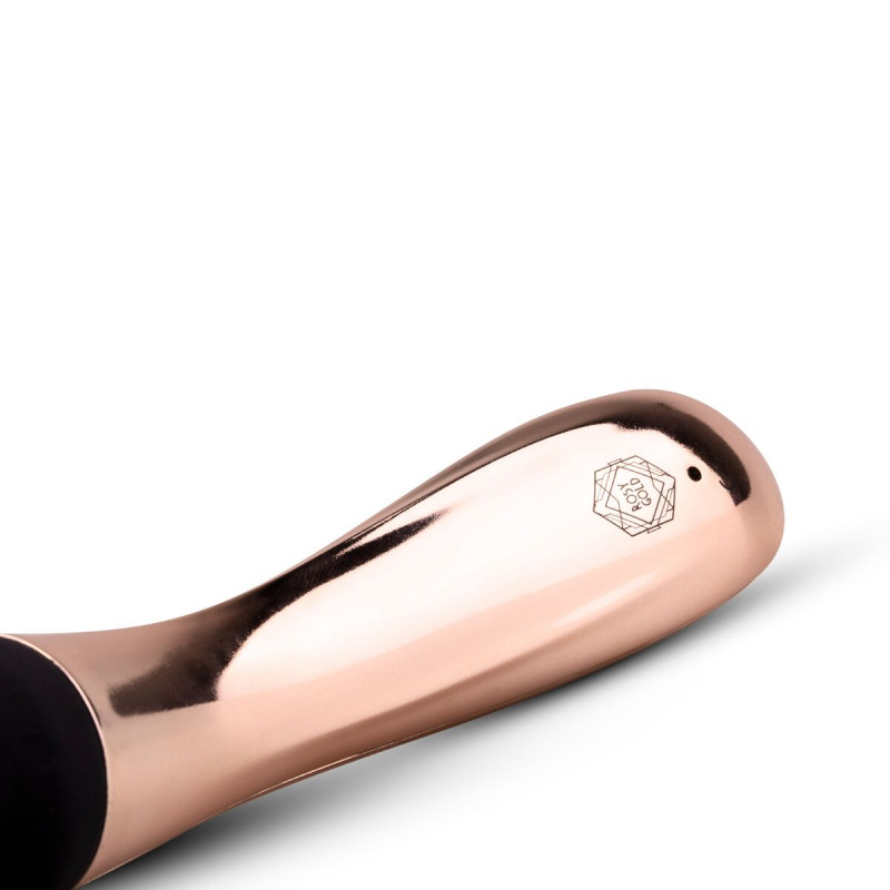 Вібромасажер Rosy Gold Nouveau Curve Massager, текстура поверхні, приємна на дотик