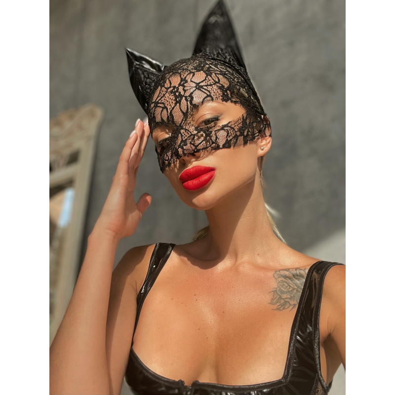 Мереживна маска Кішка D&A одягнена на моделі, святковий образ
