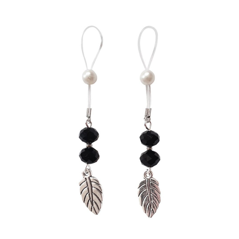 Текстура чорних прикрас для сосків Art of Sex Nipple Jewelry Leaf: блискучі намистини та гладкий метал листочка