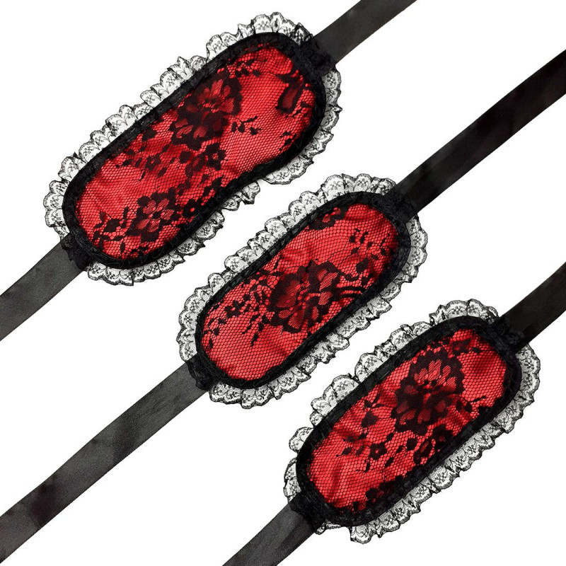 Вигляд збоку комплекту Art of Sex: деталі мережива маски та текстура металу наручників