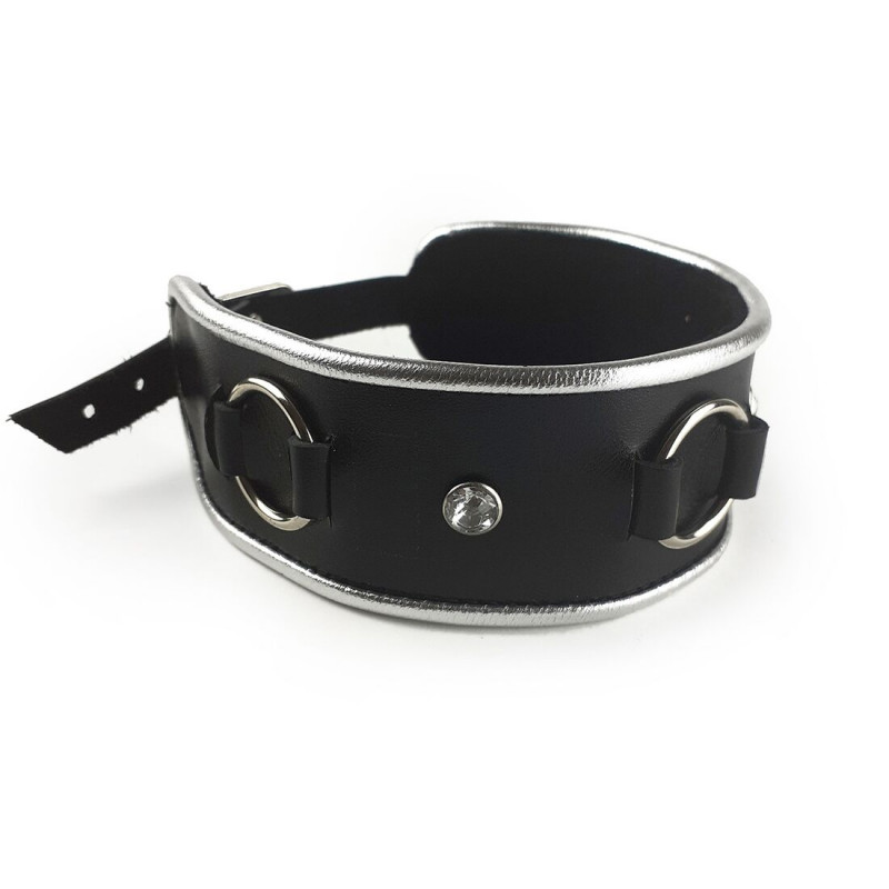 Текстура натуральної шкіри ошийника Art of Sex Collar Ring, видно деталі швів та блиск стразів
