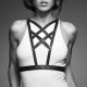 Вигляд збоку портупеї з екошкіри Bijoux Indiscrets Maze - Cross Cleavage Harness Black: ілюстрація посадки та форми