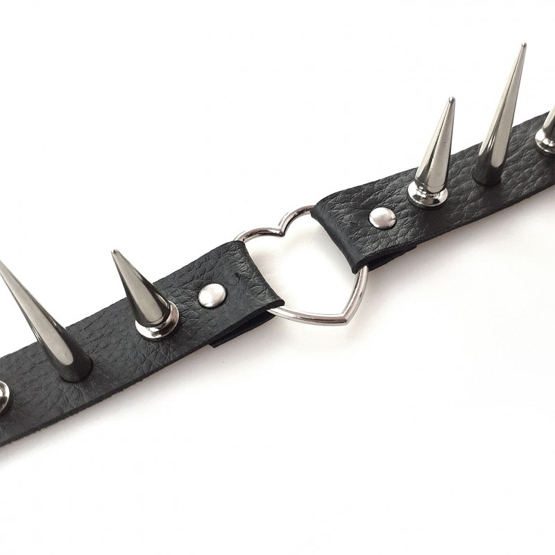 Текстура натуральної шкіри чокера Art of Sex Серце з шипами Crystal