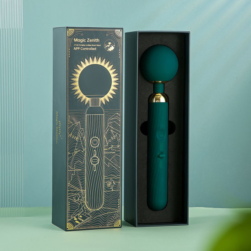 Смарт вібромасажер Magic Motion Zenith у розетці, демонструючи процес зарядки
