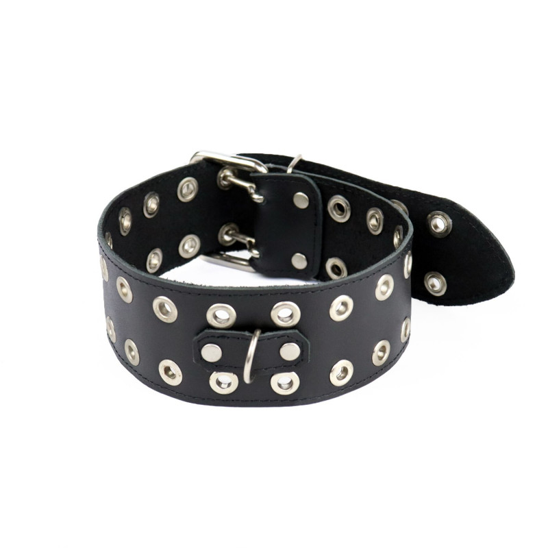 Текстура натуральної шкіри нашийника Art of Sex Tessa, м'якість та приємність на дотик