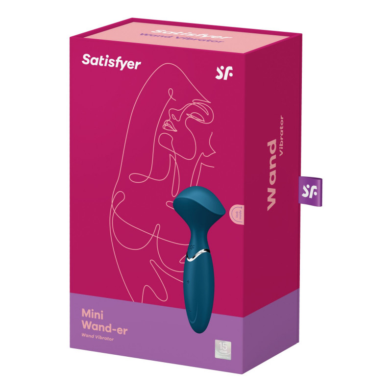 Вібромасажер Satisfyer Mini Wand-er, синій, в руці: демонстрація компактного розміру