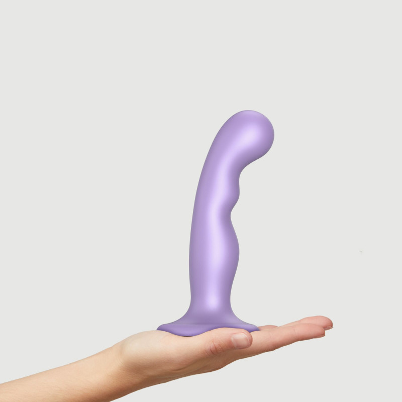 Насадка для страпона Strap-On-Me Dildo Plug Lilas Metallic M - текстура металевої поверхні, що забезпечує приємні відчуття