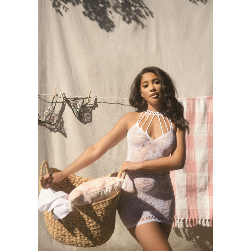 Вигляд білої ажурної сукні-сітки Leg Avenue зблизька