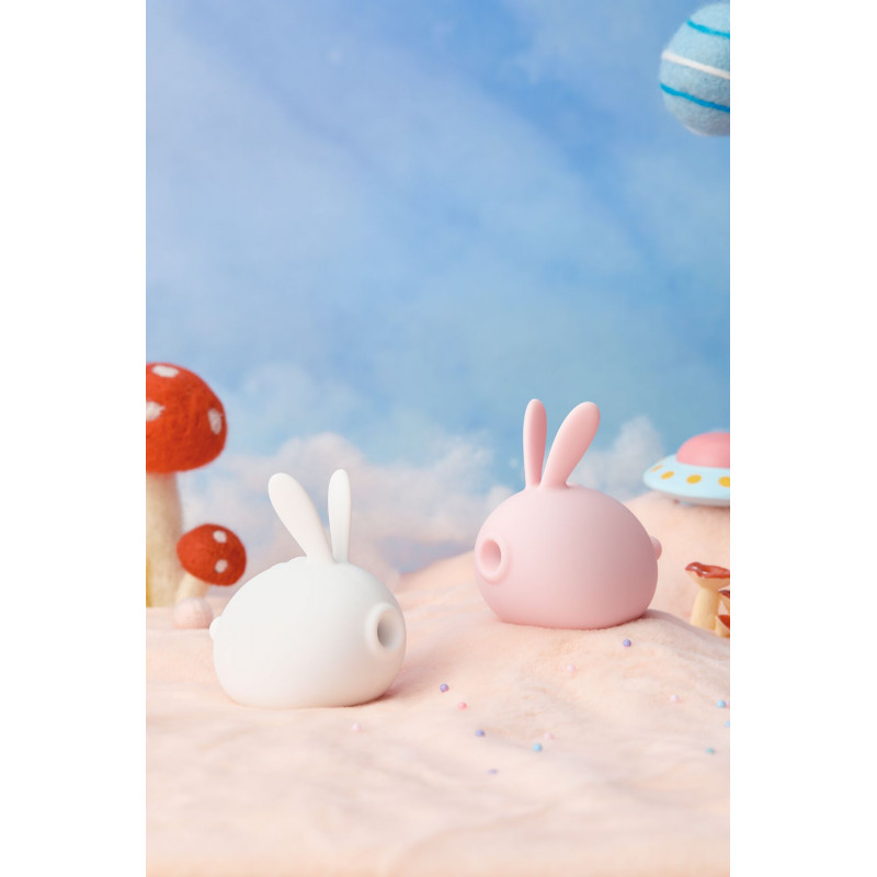 Вакуумний кліторальний вібратор KISSTOY Too Simple Pink в контексті використання, делікатний рожевий колір