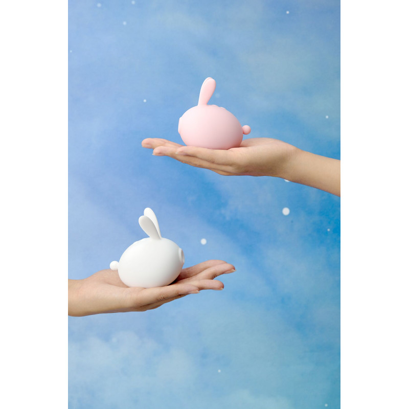 Кліторальний стимулятор KISSTOY Too Simple White в руці, демонструє зручність використання та розмір