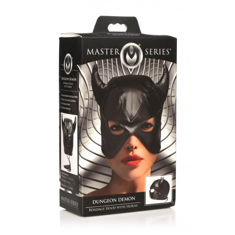 Модель демонструє бондаж-маску Master Series Dungeon Demon, чорна