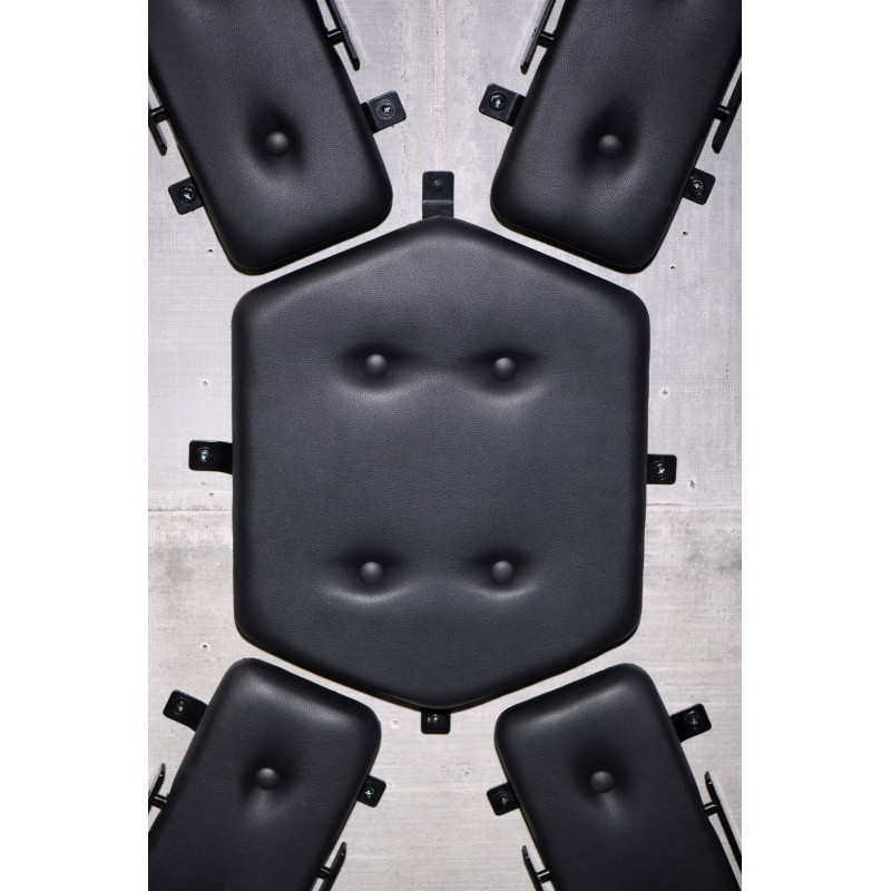 Андріївський хрест Master Series St. Andrews Cross настінний, вид збоку, демонстрація кріплення