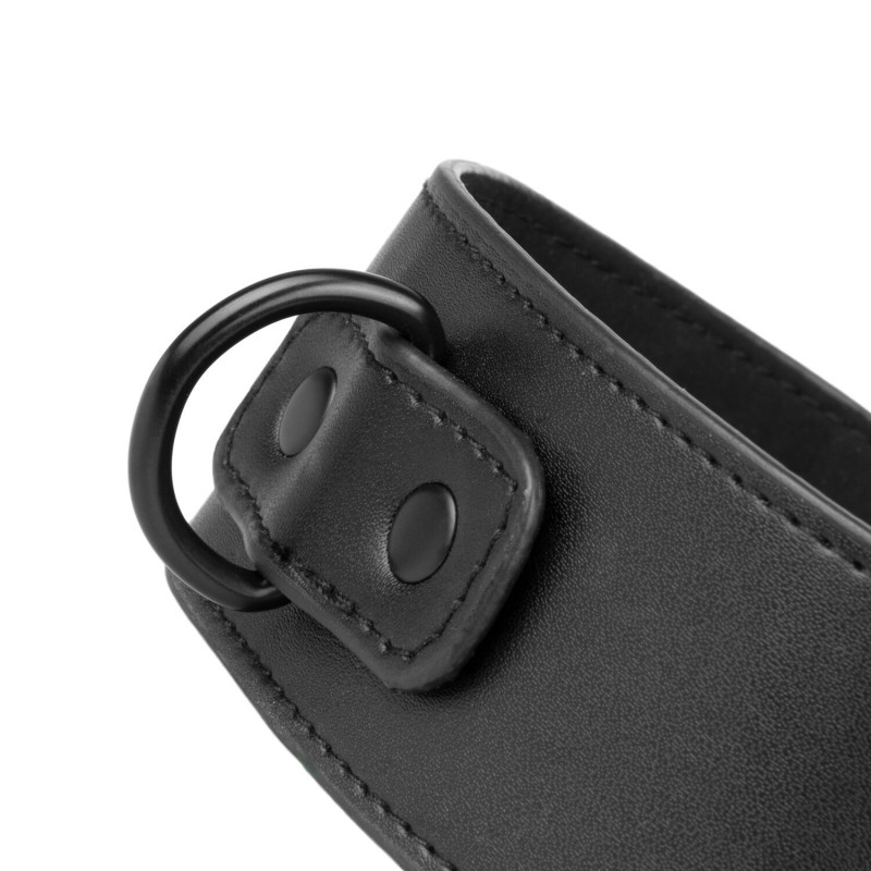 Детальний вигляд металевих елементів на чорних наручниках Bedroom Fantasies