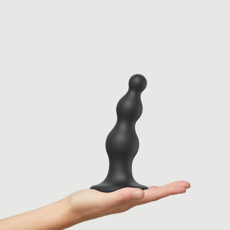 Вигляд збоку на чорну насадку для страпона Strap-On-Me Dildo Plug Beads M