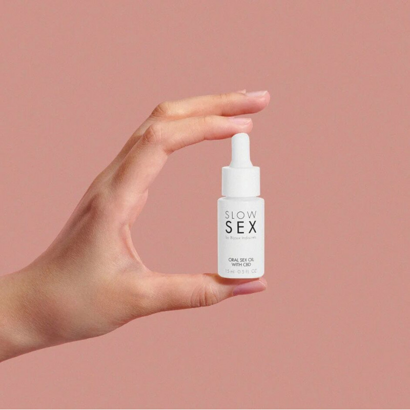 Олія для орального сексу Bijoux Indiscrets Slow Sex Oral Sex Oil CBD (15 мл) у детальному вигляді, акцент на текстурі.