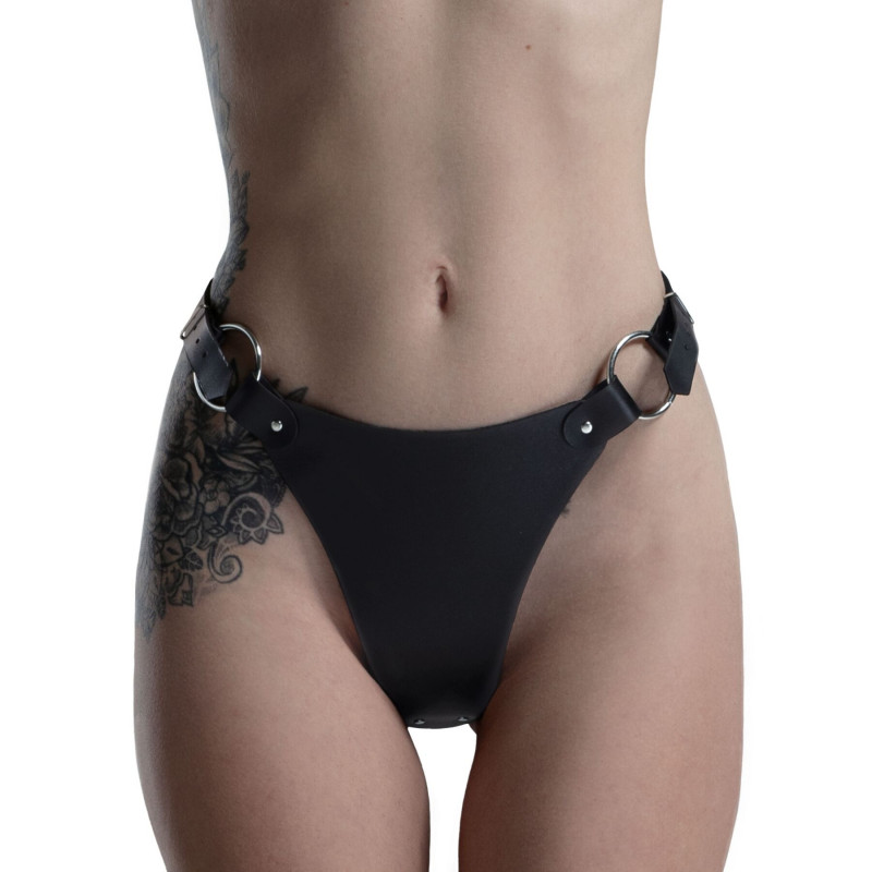 Вид збоку на трусики Feral Feelings String Bikini Black (SO9423) - підкреслюють форми.