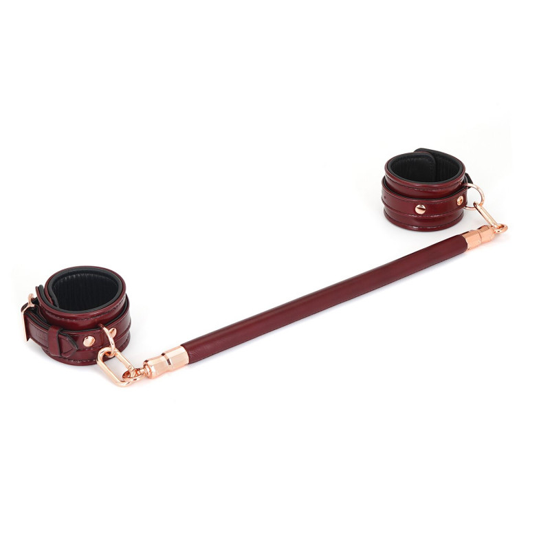 Фіксатор-розпірка Liebe Seele Spreader Bar Wine Red, крупним планом, демонстрація червоного кольору