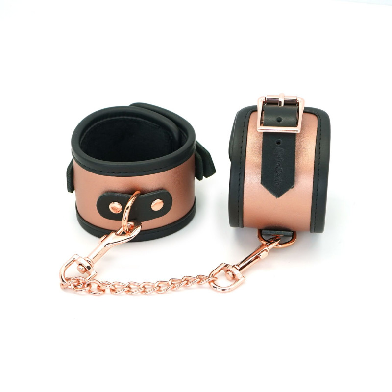 Вигляд збоку понож Liebe Seele Rose Gold Memory Ankle Cuffs, демонстрація вигину та посадки