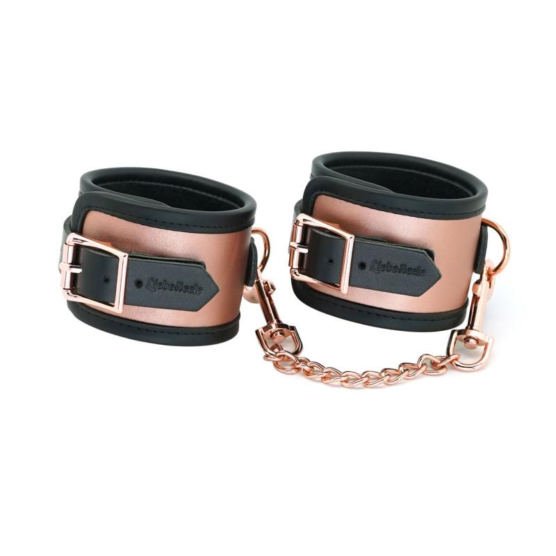 Вид ззаду понож Liebe Seele Rose Gold Memory Ankle Cuffs, зручна застібка