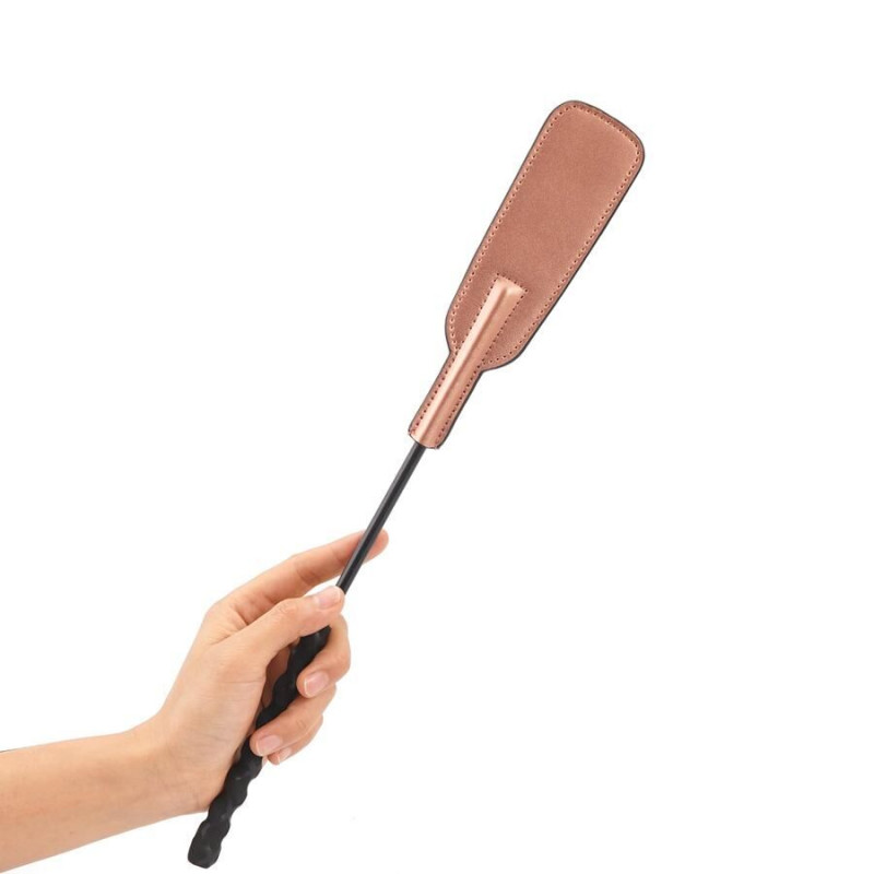 Шльопалка Liebe Seele Memory Riding Crop Rose Gold у контексті використання, що підкреслює її функціональність