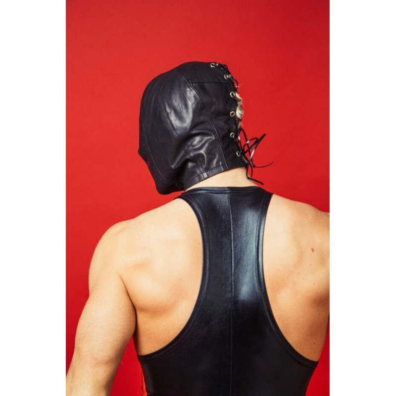 Шкіряний капюшон D&A Deprivation Mask, вид збоку, що демонструє крій та прилягання.