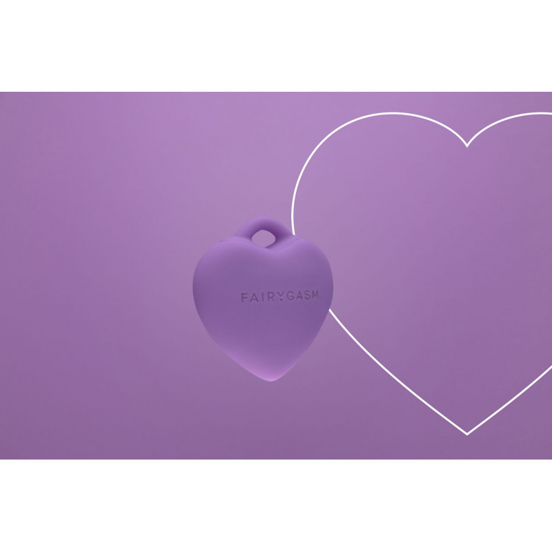 Мінівібратор FairyGasm PleasureStone Сердечко фіолетовий, демонструє шнурок для зручного кріплення