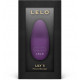 Вібратор LELO Lily 3 Dark Plum в руці – зручний розмір для комфортного використання