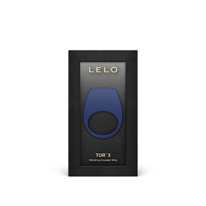 Ерекційне кільце LELO Tor 3 Base Blue в руці, демонстрація розміру